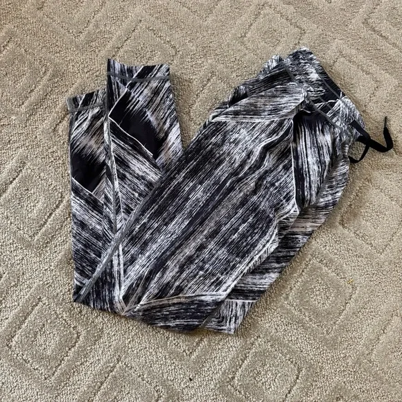 Lululemon pants - Picture 2 of 4